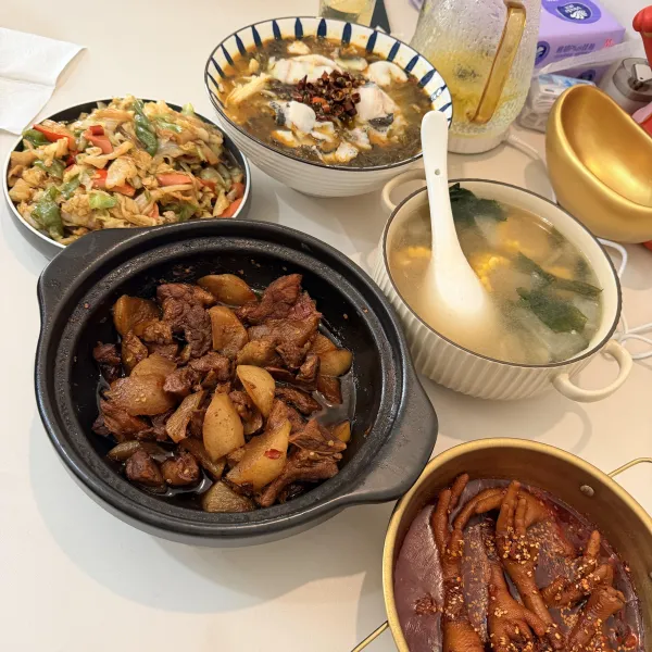 说说：叫朋友来家里吃饭~早上忙活了俩小时备菜做饭